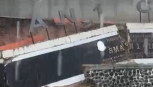 Dihantam Hujan Deras, Tembok Pagar SMA 1 Cisolok Sukabumi Ambruk