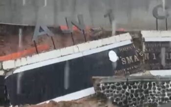 Tangkapan layar detik detik tempk pagar SMA 1 Cisolok di mbruk.