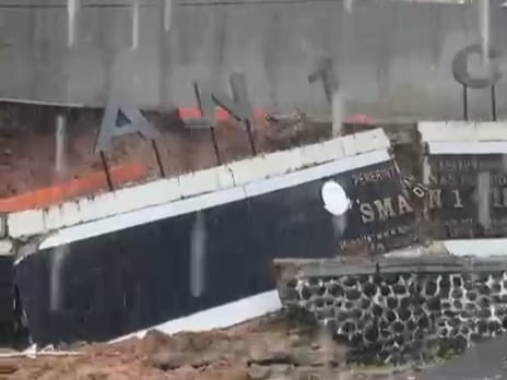 Tangkapan layar detik detik tempk pagar SMA 1 Cisolok di mbruk.