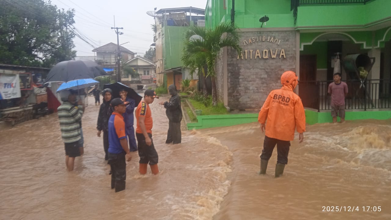 PENANGANAN: Sejumlah petugas BPBD Kota Sukabumi saat melakukan penanganan bencana di wilayah kerjanya, Kamis (4/12).