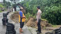 Longsor Putus Jalan Penghubung Dua Desa di Cibadak, Empat KK Mengungsi
