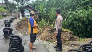 Longsor Putus Jalan Penghubung Dua Desa di Cibadak, Empat KK Mengungsi