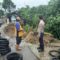 DITINJAU : Petugas Polsek Cibadak bersama warga saat meninjau lokasi longsor yang mengakibatkan jalan penghubung dua desa di Kecamatan Cibadak, nyaris putus pada Kamis (04/12) sore.