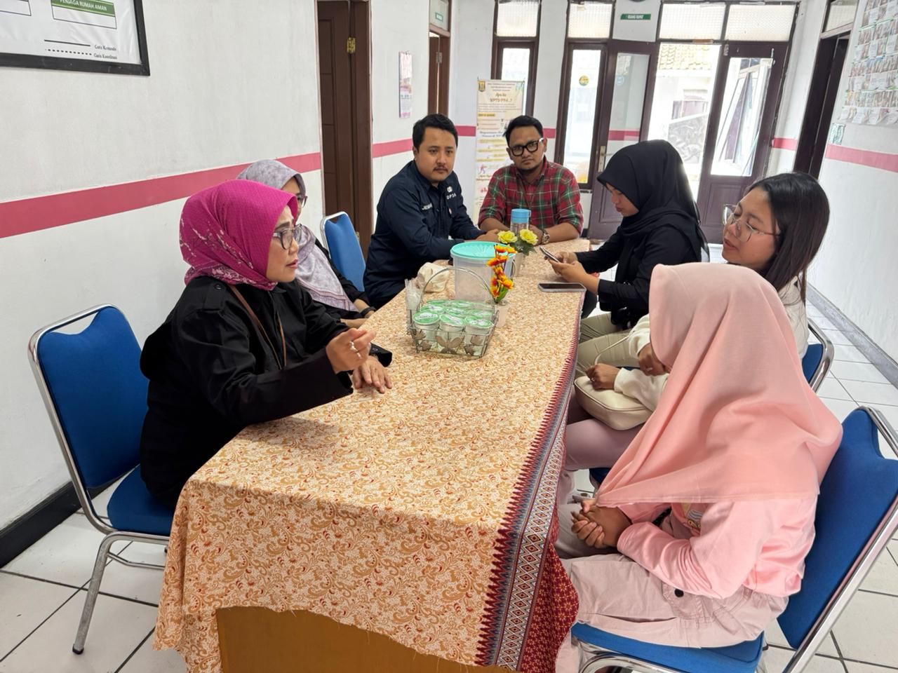 Petugas DP3A Kabupaten Sukabumi, saat koordinasi dengan keluarga korban pelecehan seksual di Cisaat.
