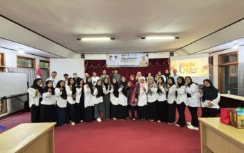Petugas DKUKM Kabupaten Sukabumi, saat foto bersama para pelaku UMKM usai Pelatihan Teknologi Informasi yang diselenggarakan di Hotel Sukabumi Indah, Desa Sudajaya Girang, Kecamatan/Kabupaten Sukabumi, belum lama ini.
