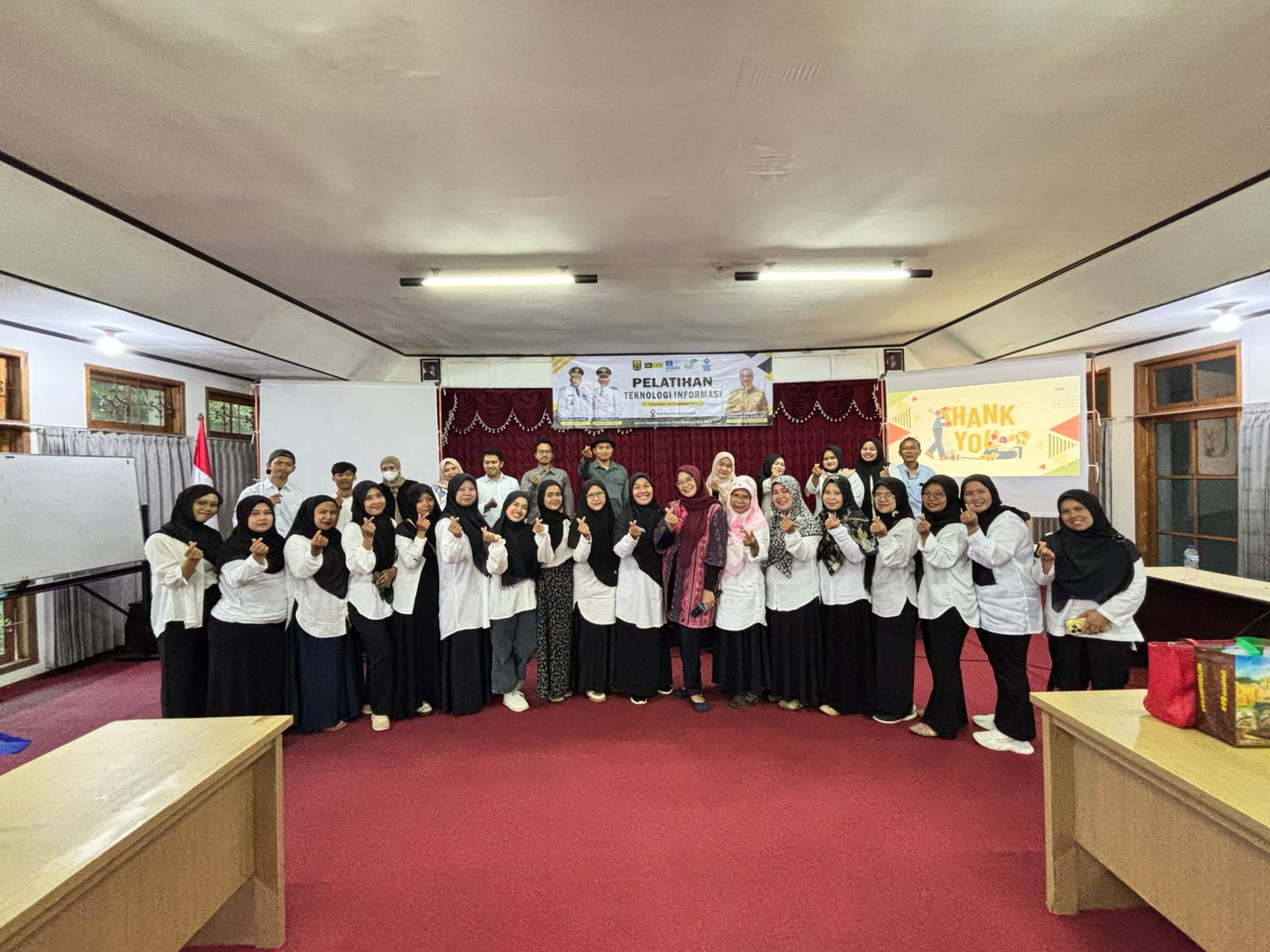 Petugas DKUKM Kabupaten Sukabumi, saat foto bersama para pelaku UMKM usai Pelatihan Teknologi Informasi yang diselenggarakan di Hotel Sukabumi Indah, Desa Sudajaya Girang, Kecamatan/Kabupaten Sukabumi, belum lama ini.