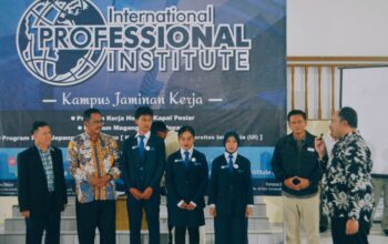 Bupati Sukabumi, Asep Japar memberikan Beasiswa Universitas Indonesia kepada dua siswa perwakilan warga Kabupaten Sukabumi berprestasi.