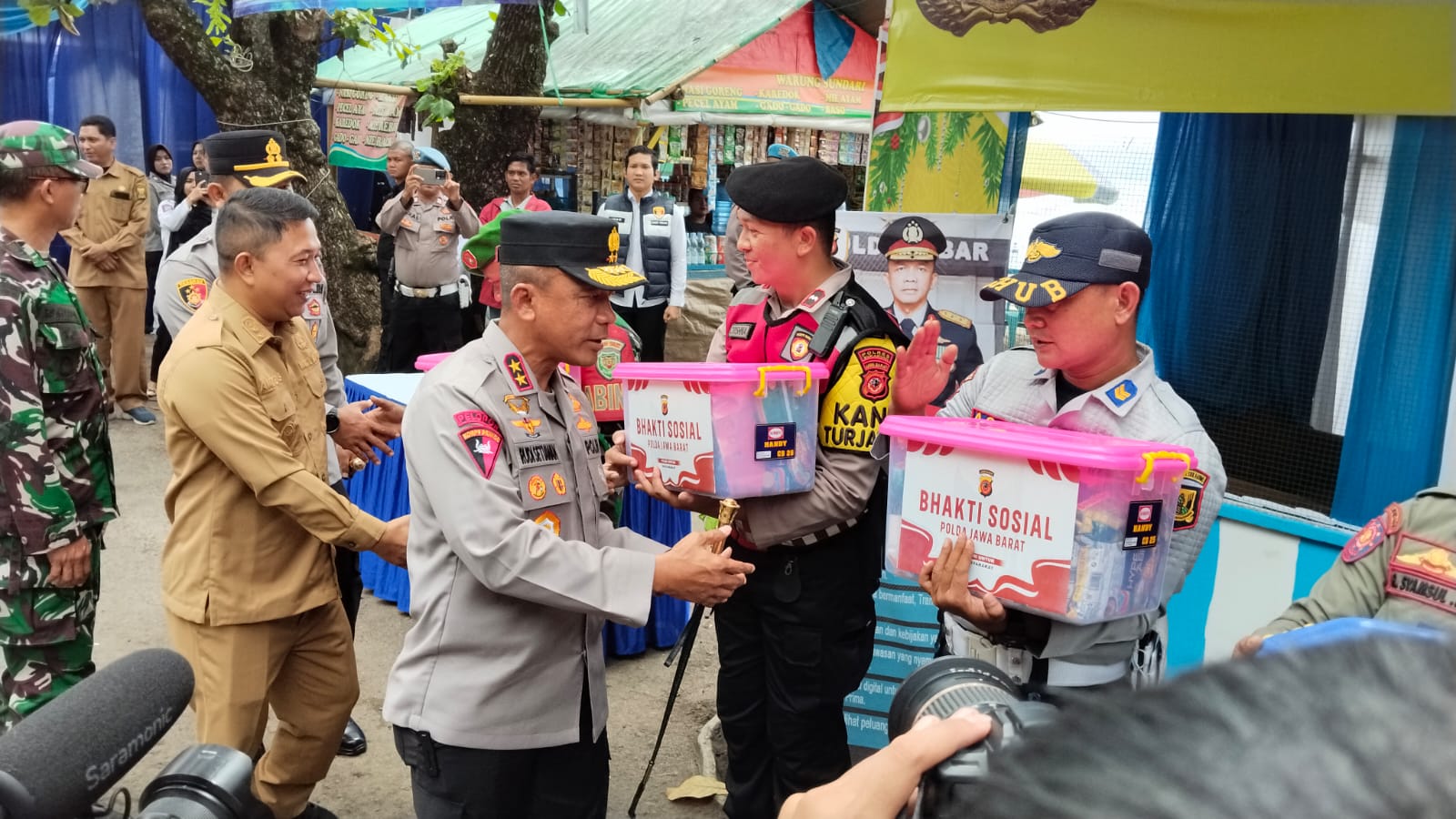 Kapolda Jabar Irjen Pol Dr. Rudi Setiawan saat melakukan pengecekan jalur wisata di Karanghawu, Cisolok, Sukabumi. Senin (8/12/2025).