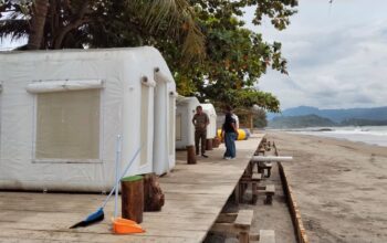 Suasana jogging track di pantai Citepus, Desa Citepus, Kecamatan Palabuhanratu dipenuhi bangunan glamping.
