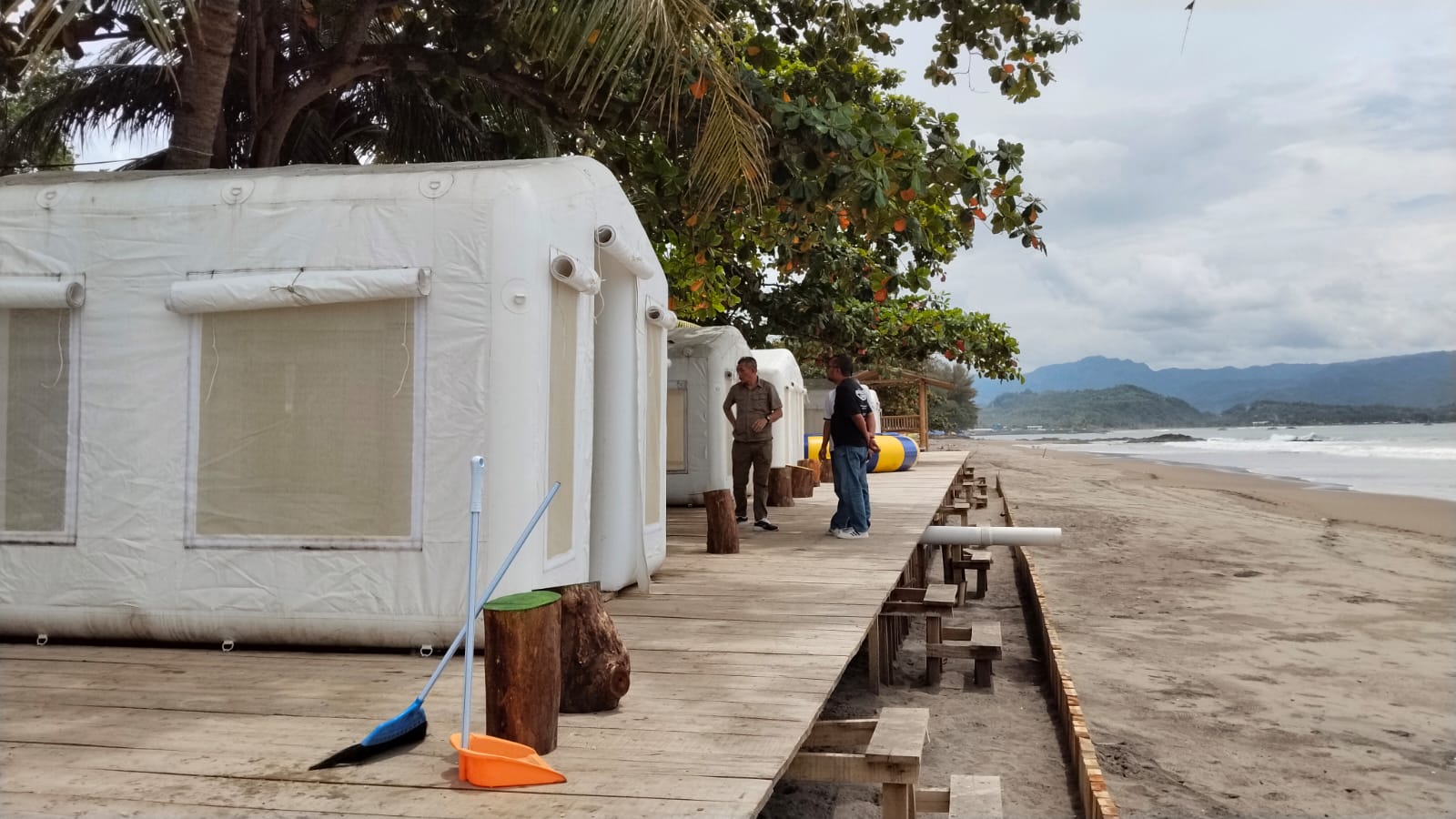 Suasana jogging track di pantai Citepus, Desa Citepus, Kecamatan Palabuhanratu dipenuhi bangunan glamping.