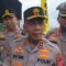 DIWAWANCARAI : Kapolda Jabar, Irjen Pol Rudi Setiawan didampingi Kapolres Sukabumi, AKBP Samian saat diwawancarai di exit tol Bocimi Seksi 2 Parungkuda pada Senin (08/12).