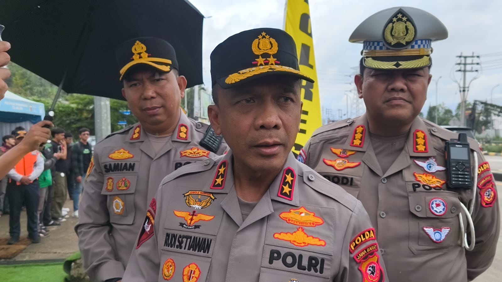 DIWAWANCARAI : Kapolda Jabar, Irjen Pol Rudi Setiawan didampingi Kapolres Sukabumi, AKBP Samian saat diwawancarai di exit tol Bocimi Seksi 2 Parungkuda pada Senin (08/12).