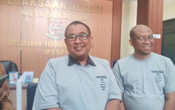 DIWAWANCARA: Kasi Pidsus Kejari Kota Sukabumi Muhammad Haris didampingi Plt Kasi Intelijen Kejaksaan Negeri Kota Sukabumi, Hadirian Suharyono saat diwawancara sejumlah media, Selasa (9/12).