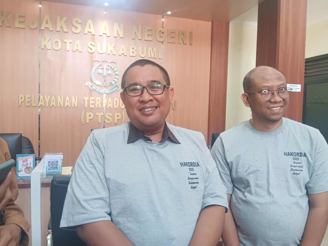 DIWAWANCARA: Kasi Pidsus Kejari Kota Sukabumi Muhammad Haris didampingi Plt Kasi Intelijen Kejaksaan Negeri Kota Sukabumi, Hadirian Suharyono saat diwawancara sejumlah media, Selasa (9/12).