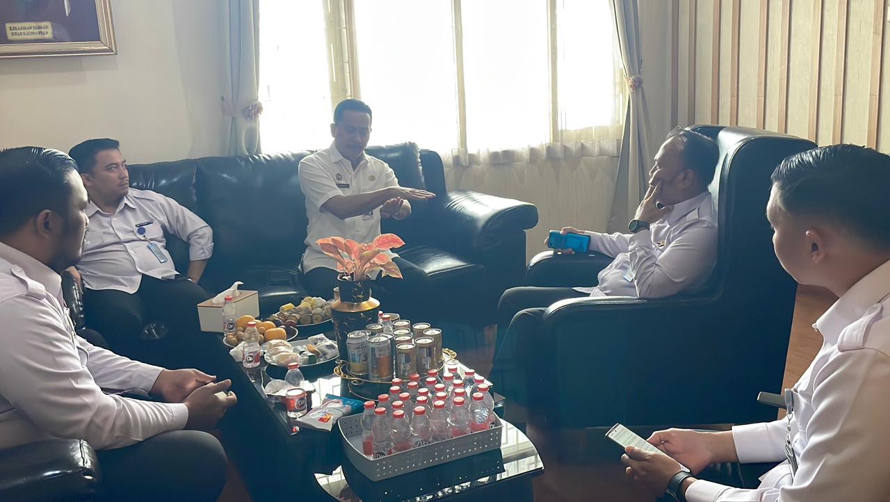 SOSIALISASI: PK Ahli Utama Direktorat Jenderal Pemasyarakatan, Nugroho saat memberikan sosialisasi penerapan Kitab Undang-Undang Hukum Pidana (KUHP) yang baru kepada jajaran Lapas Kelas IIB Sukabumi.