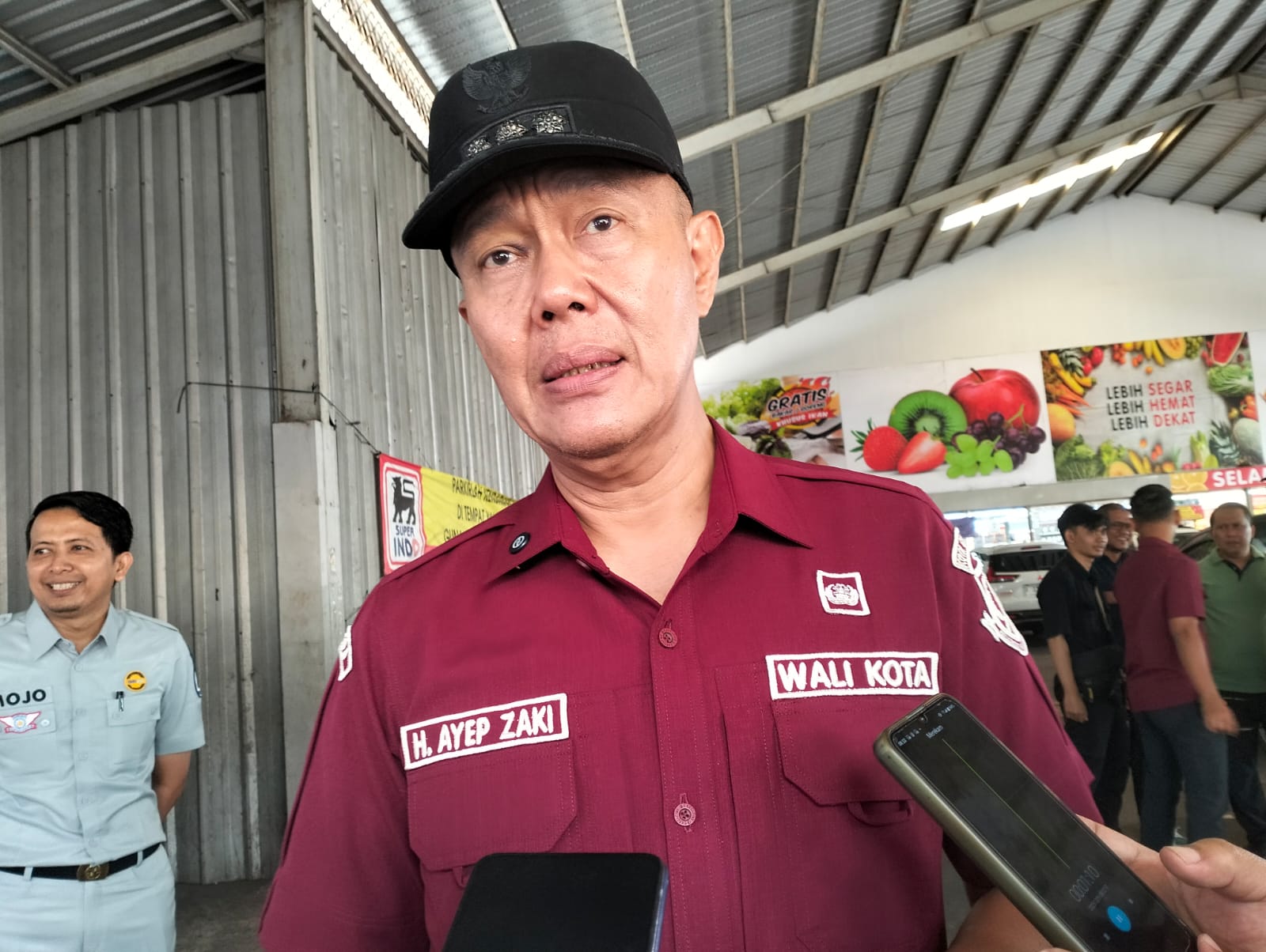 DIWAWANCARA: Wali Kota Sukabumi, Ayep Zaki saat diwawancara sejumlah media, Selasa (9/12).