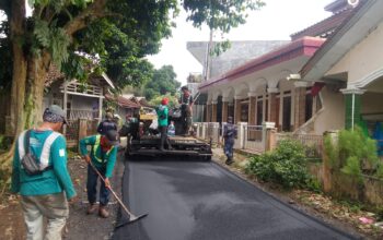 DIPERBAIKI : Suasana ruas Jalan Sinagar–Wangun di Kecamatan Nagrak, Kabupaten Sukabumi, saat tengah diperbaiki pada Selasa (09/12).