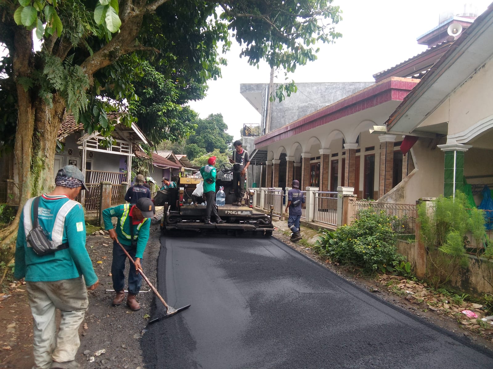 DIPERBAIKI : Suasana ruas Jalan Sinagar–Wangun di Kecamatan Nagrak, Kabupaten Sukabumi, saat tengah diperbaiki pada Selasa (09/12).