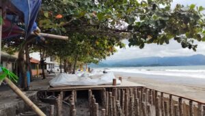 Satpol PP Sukabumi Bongkar Glamping Ilegal di Pantai Citepus