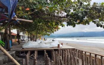 Personel Satpol PP saat mendatangi kawasan objek wisata Pantai Citepus, Desa Citepus, Kecamatan Palabuhanratu.