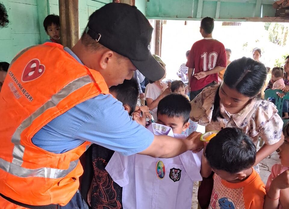 Relawan Gerakan Anak Negeri (GAN) berkolaborasi dengan Federasi Arung Jeram Indonesia (FAJI) Provinsi Jawa Barat (Jabar) melakukan pengobatan gratis dan pemberian gratis untuk penyitas bencana di Desa Simarlelan Kecamatan Muata Batang Turo, Minggu (7/12/2025).