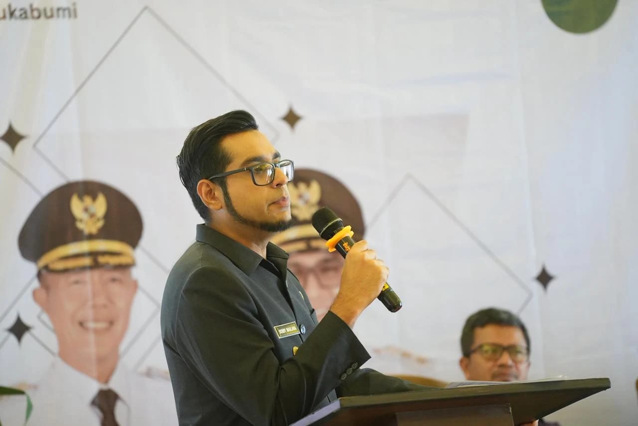 SAMBUTAN: Wakil Wali Kota Sukabumi, Bobby Maulana saat memberikan sambutan pada pembukaan Rakor RKP DBHCHT tahun anggaran 2026 yang digelar di Hotel Balcony, Kamis (11/12).