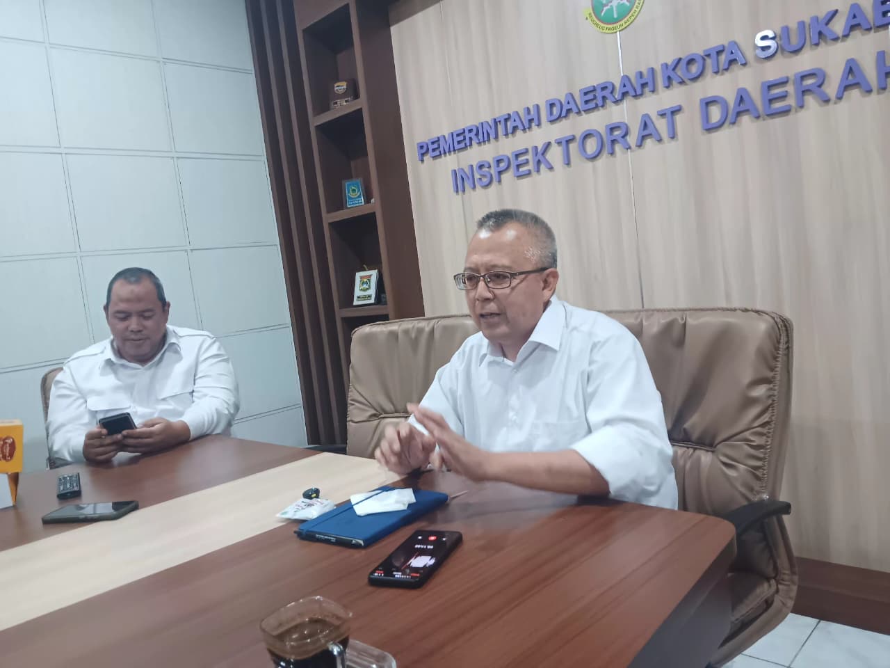 FT: BAMBANG/RADARSUKABUMI DIWAWANCARA: Kepala Inspektorat Kota Sukabumi, Yudi Yustiawan saat diwawancara sejumlah media, belum lama ini.