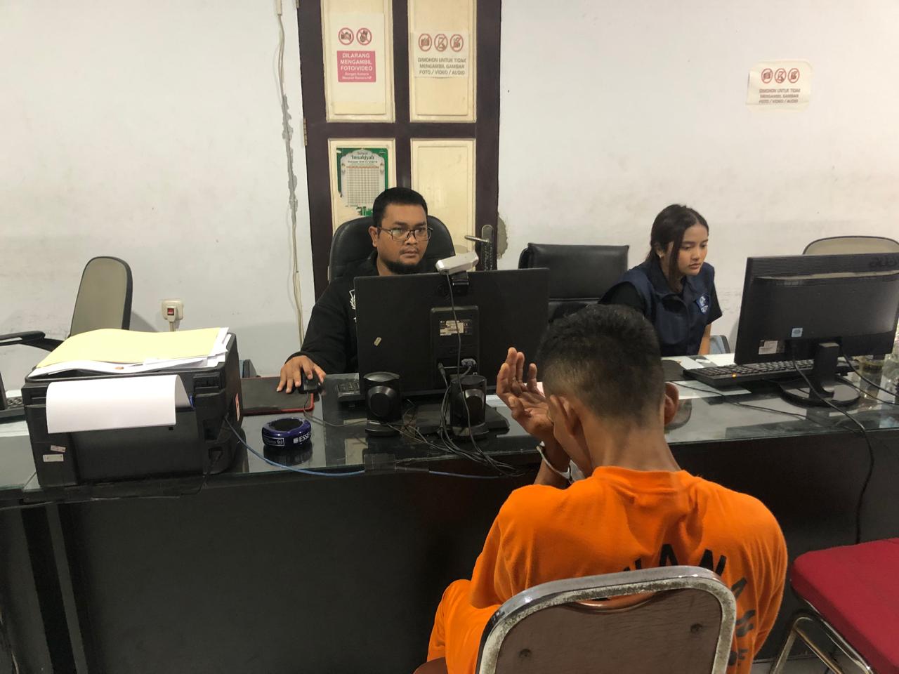 DIAMANKAN: Unit Reskrim Polsek Cikole Polres Sukabumi Kota mengamankan seorang pria berinisial D (31), warga Cibeber, Cianjur, Kamis (11/12).