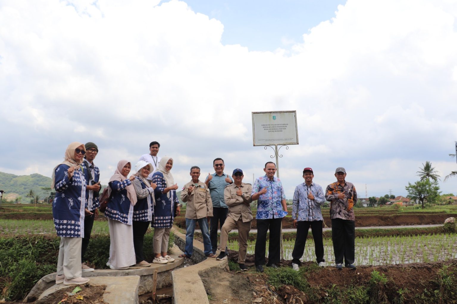 KUNJUNGAN: DKPP Kabupaten Indramayu melakukan kunjungan kerja ke Dinas Ketahanan Pangan, Pertanian dan Perikanan (DKP3) Kota Sukabumi untuk mempelajari pengelolaan Lahan Pertanian Pangan Berkelanjutan (LP2B).