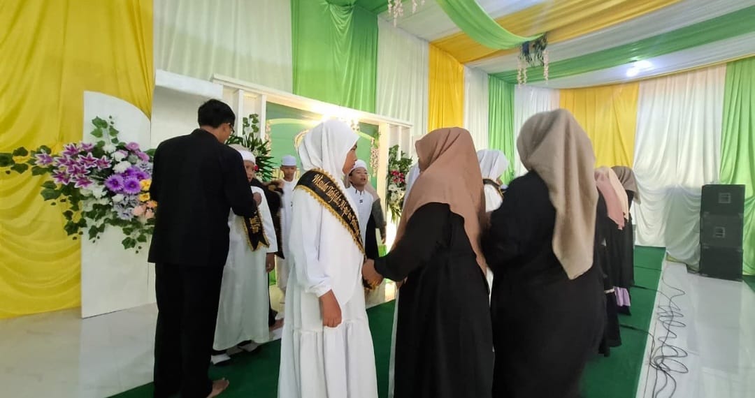 Suasana haru menyelimuti prosesi wisuda tahfidz Al-Qur’an yang digelar oleh Pendidikan Islam Tahfidz Al-Qur’an Fathiyyah Zahra Abdil Karim, Cibolang Girang, Kecamatan Cisaat, Kabupaten Sukabumi, pada Sabtu (13/12/2025).