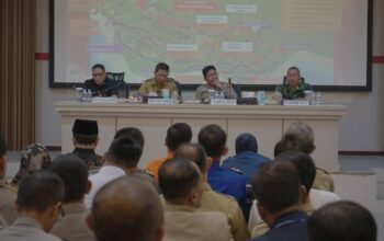 Suasana rapat koordinasi Pemda dan Polres Sukabumi bersama unsur terkait dalam rangka pengamanan Nataru.(FOTO: NANDI/RADARSUKABUMI)