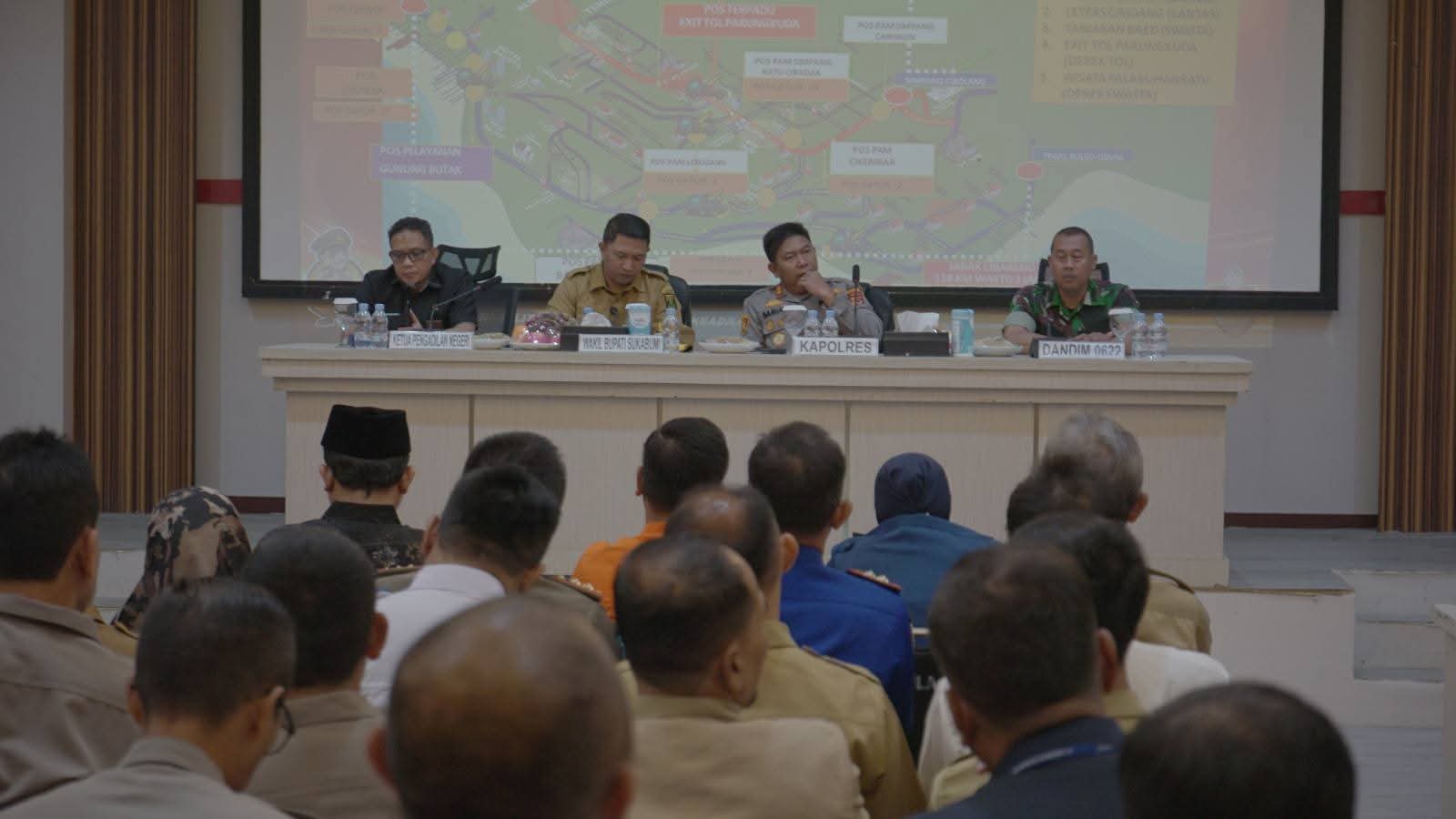 Suasana rapat koordinasi Pemda dan Polres Sukabumi bersama unsur terkait dalam rangka pengamanan Nataru.(FOTO: NANDI/RADARSUKABUMI)