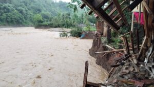 Sungai Cidadap Meluap, Puluhan Warga Simpenan Mengungsi ke Sekolah