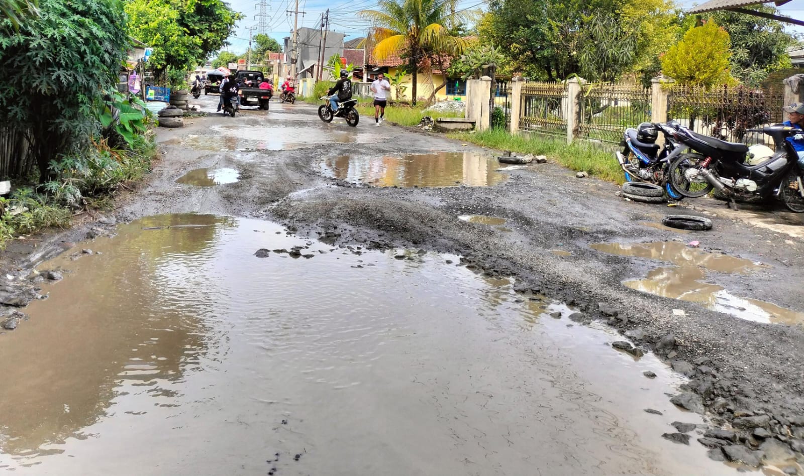 Kondisi kerusakan Jalan Pelita–Jayanti di wilayah Desa Jayanti, Kecamatan Palabuhanratu, Kabupaten Sukabumi.(FOTO: NANDI/RADARSUKABUMI)