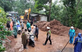 FOTO ; NANDI/ RADARSUKABUMI Suasana lokasi longsoran di ruas jalan Nasional Bagbagan–Kiaradua, tepatnya di Kampung Ciawitali, Desa Loji.