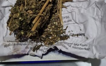 DIAMANKAN: Sejumlah barang bukti yang berhasil diamankan Satnarkoba Polres Sukabumi Kota, Senin (15/12).(FT: IST )
