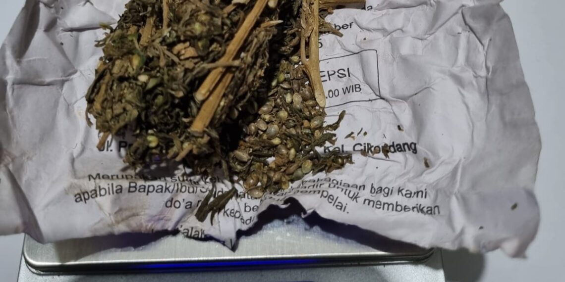 DIAMANKAN: Sejumlah barang bukti yang berhasil diamankan Satnarkoba Polres Sukabumi Kota, Senin (15/12).(FT: IST )