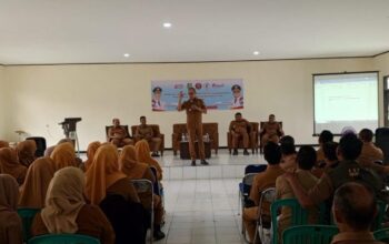 PEMBINAAN: Kecamatan Gunungpuyuh menggelar pembinaan wawasan kebangsaan dan ketahanan nasional bagi seluruh jajaran aparatur kecamatan dan kelurahan di Kantor Kelurahan Karangtengah, Senin (15/12).(FT: IST)