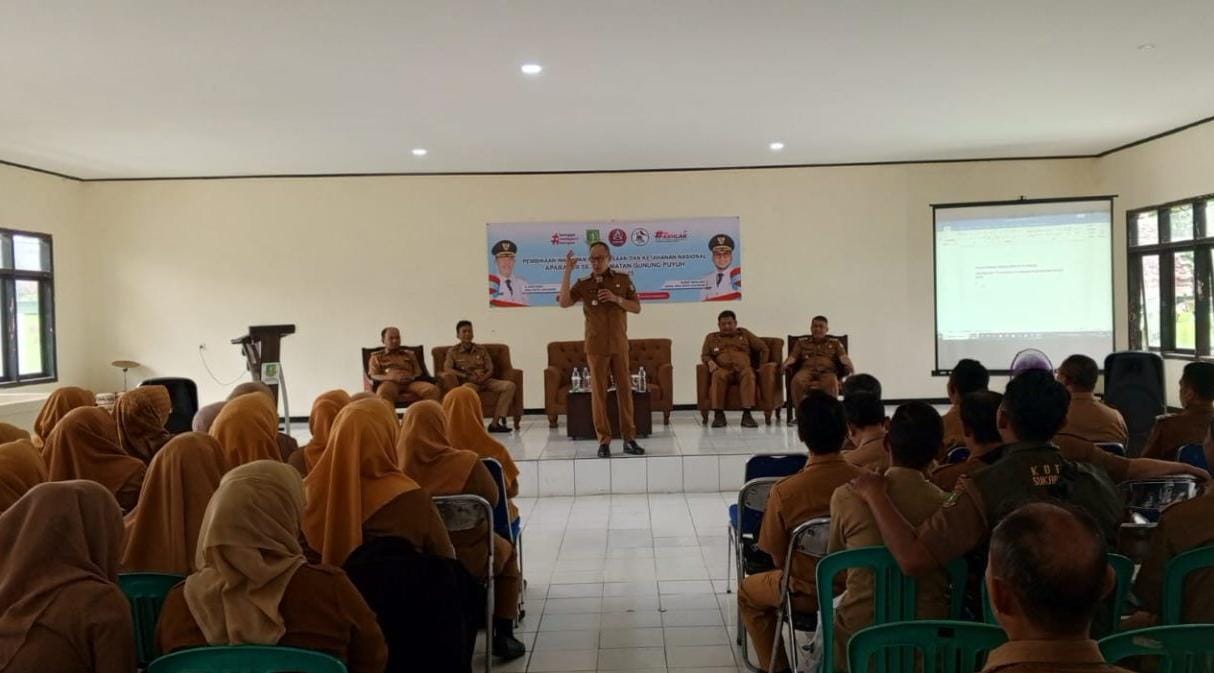 PEMBINAAN: Kecamatan Gunungpuyuh menggelar pembinaan wawasan kebangsaan dan ketahanan nasional bagi seluruh jajaran aparatur kecamatan dan kelurahan di Kantor Kelurahan Karangtengah, Senin (15/12).(FT: IST)