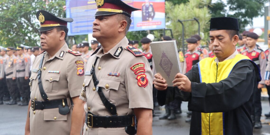 SERTIJAB: Polres Sukabumi Kota menggelar upacara serah terima jabatan Kapolsek Sukalarang dari AKP Asep Jenal Abidin kepada Iptu Rahmat Mulyadi di halaman Mapolres Sukabumi Kota, Senin (15/12).