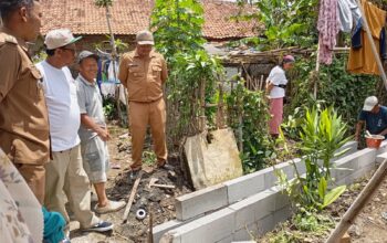 Pemerintah Kelurahan Subangjaya saat memantau realisasi pembangunan Program P2RW, Senin (15/12).(FT: IST)