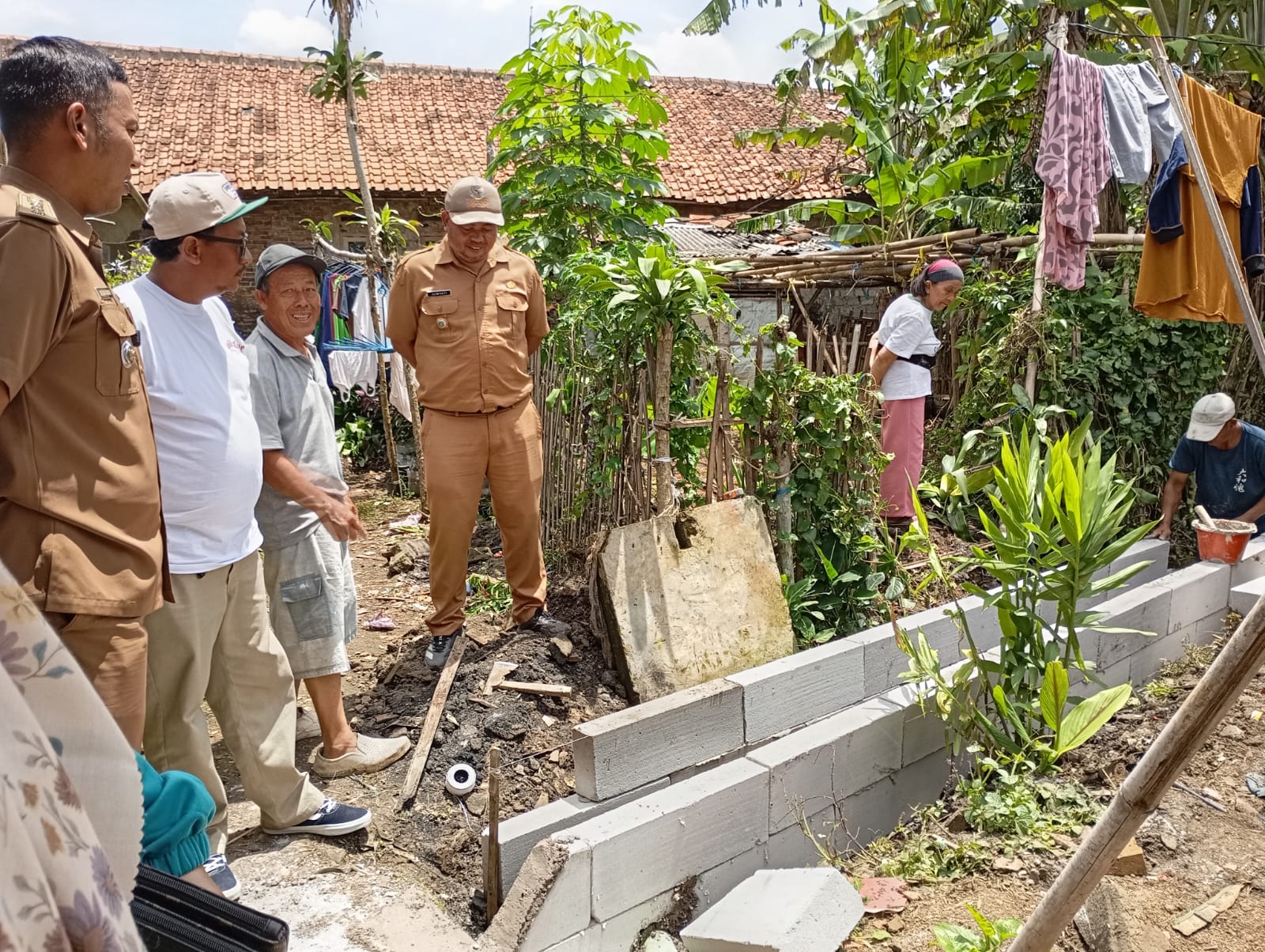 Pemerintah Kelurahan Subangjaya saat memantau realisasi pembangunan Program P2RW, Senin (15/12).(FT: IST)