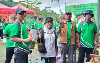 Kepala Dinas Lingkungan Hidup Kabupaten Sukabumi Nunung Nurhayati sesaat hadiri penanaman pohon di kawasan Kampoeng Djamoe Organik, Sundawenang, Parungkuda.