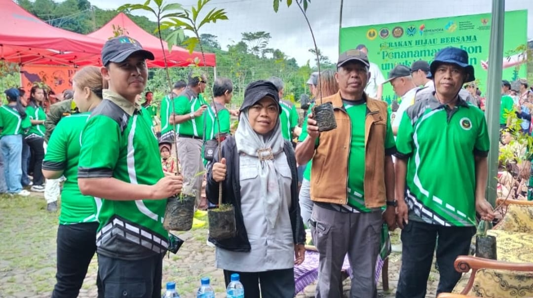 Kepala Dinas Lingkungan Hidup Kabupaten Sukabumi Nunung Nurhayati sesaat hadiri penanaman pohon di kawasan Kampoeng Djamoe Organik, Sundawenang, Parungkuda.