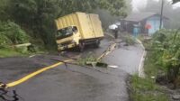 Pergerakan Tanah, Jalan Palabuhanratu-Pajampangan di Sukabumi Ambles, Mobil Boks Kuning Terjebak