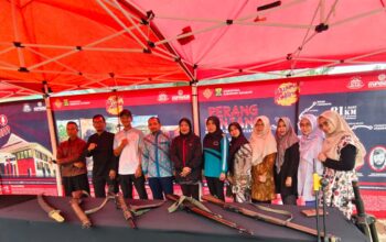 SEMANGAT: Tim Mufakatlah Dinas Kebudayaan, Pemuda, dan Olahraga melalui tim Museum Palagan Bojongkokosan Bersama para kepala sekolah dan guru SMPN 2 Sukalarang berfoto bersama.