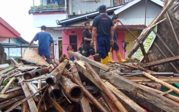 PENANGANAN: Sejumlah personel BPBD Kota Sukabumi, saat melakukan penanganan bencana di wilayah kerjanya, belum lama ini.
