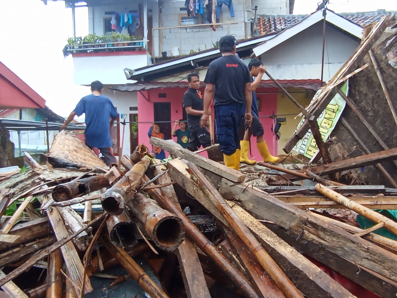 PENANGANAN: Sejumlah personel BPBD Kota Sukabumi, saat melakukan penanganan bencana di wilayah kerjanya, belum lama ini.