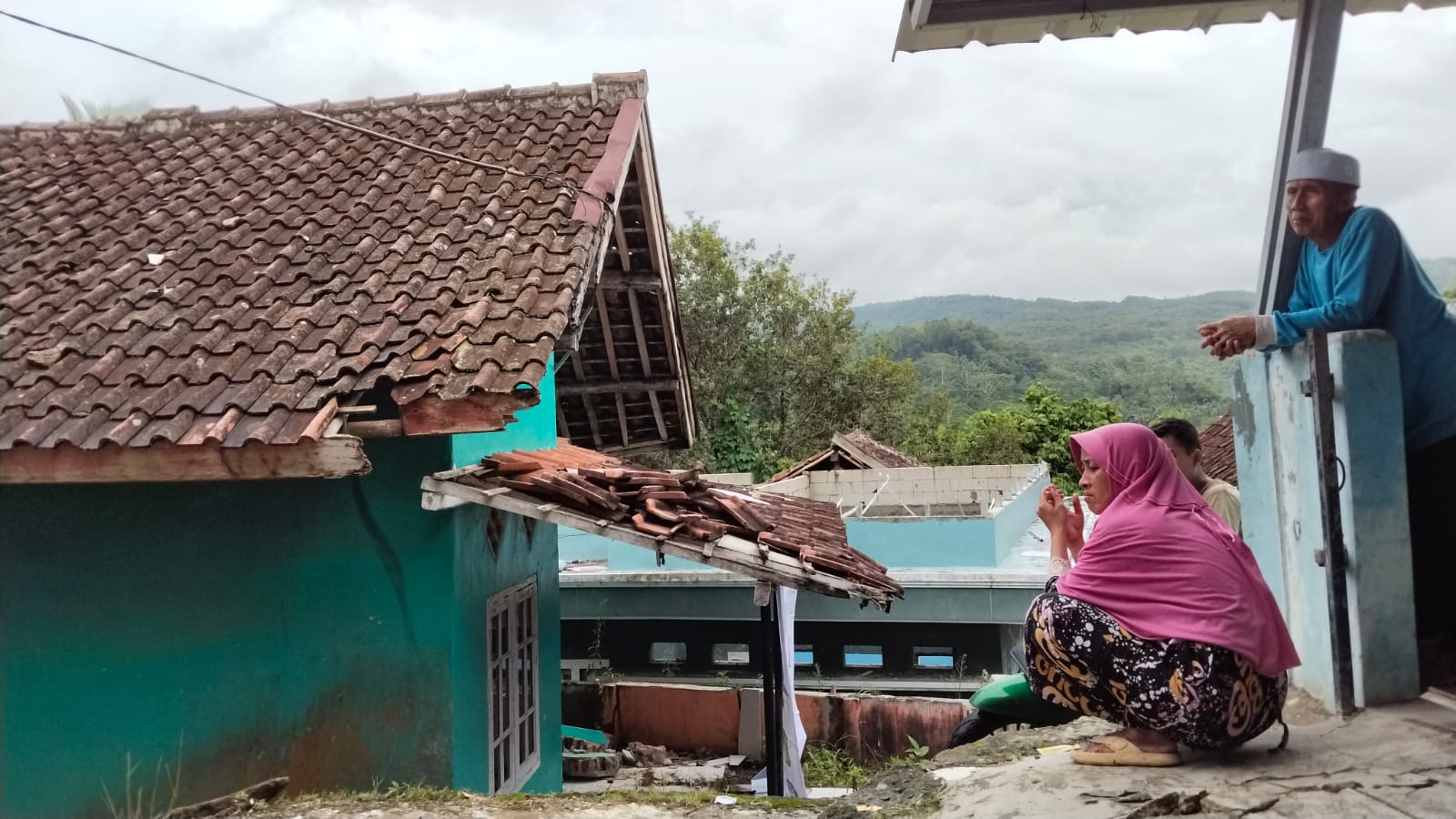 Lapor Pak KDM, Warga Kampung Gempol Sukabumi Bertahan di Rumah Retak dan Terancam Roboh