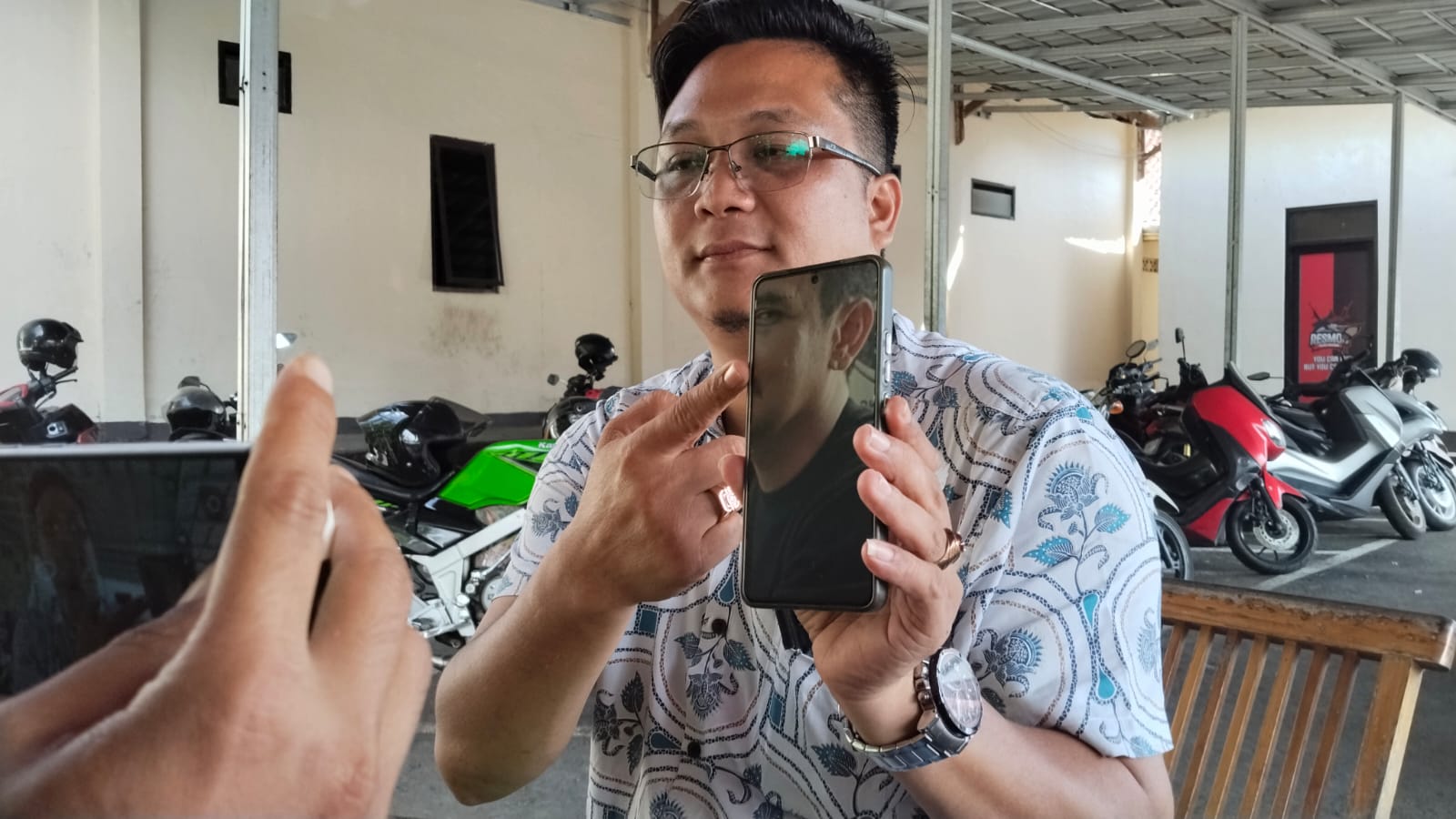 Kuasa hukum korban, Efri Darlin M. Dachi saat menunjukan kliennya mengalami luka usai diduga dianiaya.